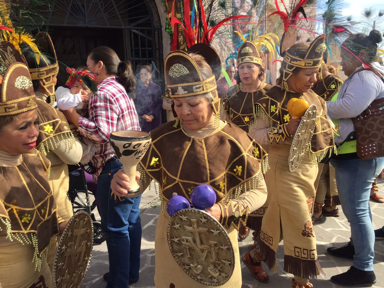 Miles de fieles católicos visitan a la virgen