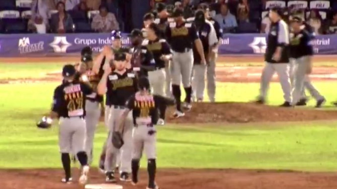 Pericos se impone 7-2 a Acereros y se lleva la serie del estadio Monclova