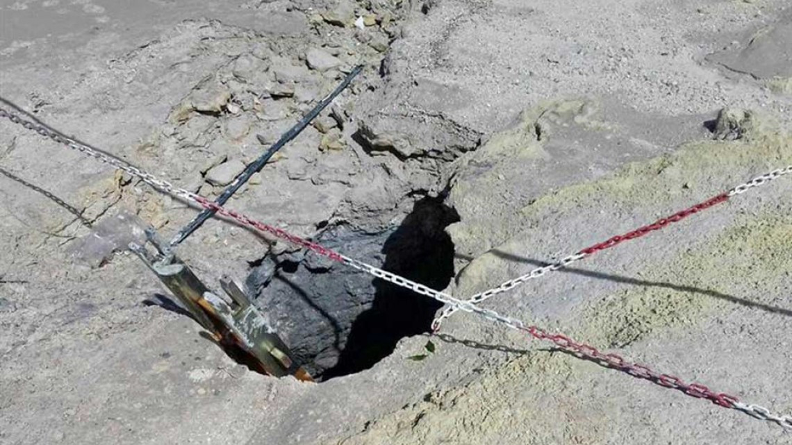 Cráter volcánico se traga a tres miembros de una familia