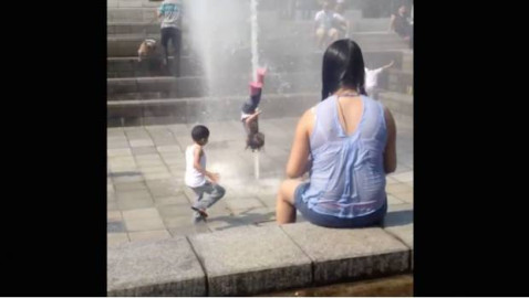 #VIDEO Niña sale disparada por chorro de agua en Fuente