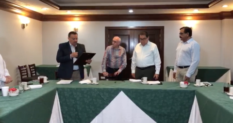 Reconocen trayectoria del Doctor Amadeo de León