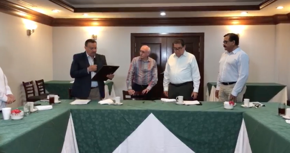 Reconocen trayectoria del Doctor Amadeo de León