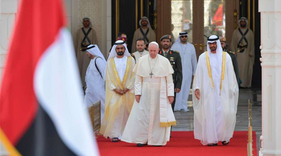Papá Francisco es recibido en Abu Dhabi