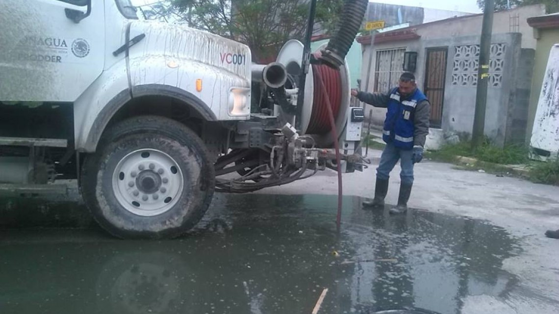Comapa trabaja con equipo vactor