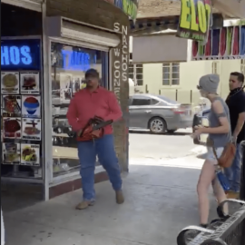 Continúan presentando cargos contra hombre que amenazó a protestantes con una motosierra 