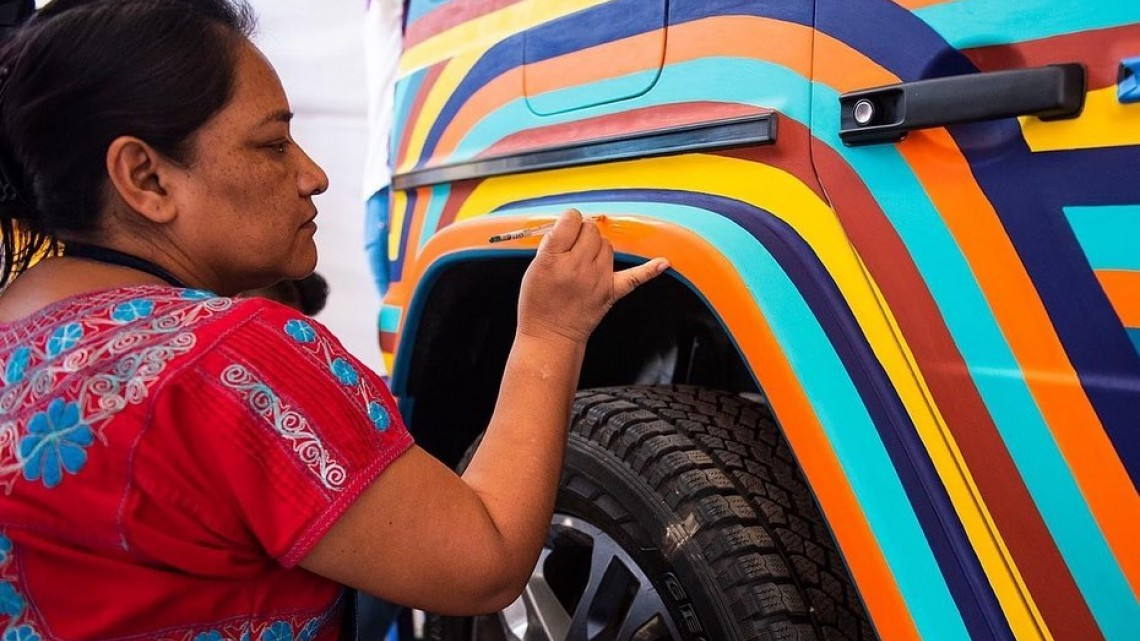 Transforman vehículo de lujo en muestra de la cultura de Oaxaca 