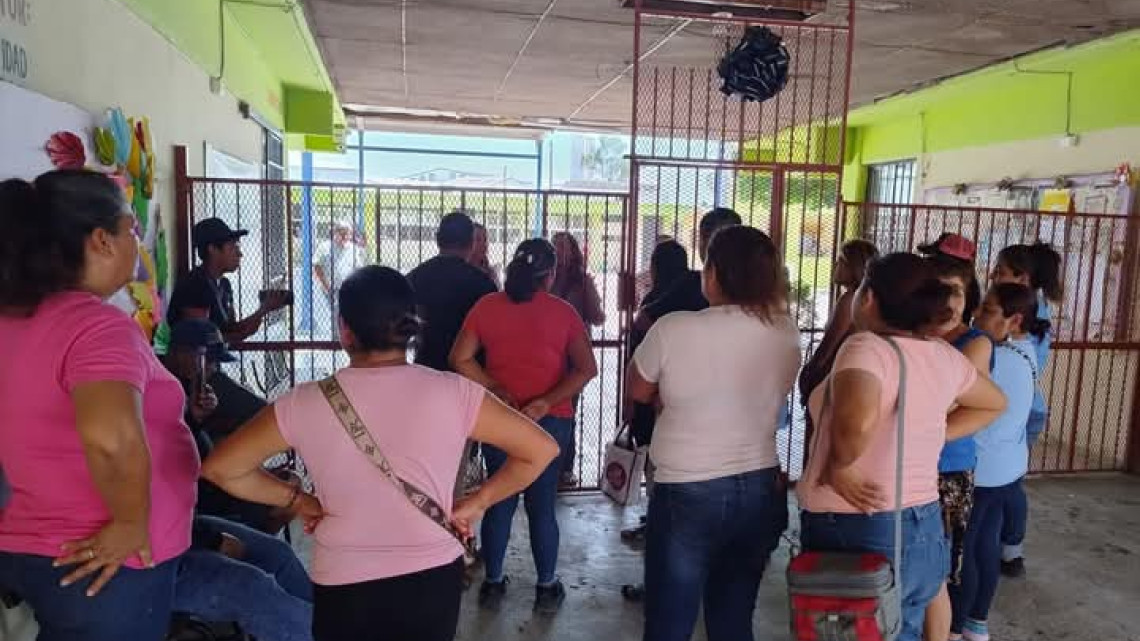 Protestan por falta de maestros en Escuela Secundaria Técnica 77 