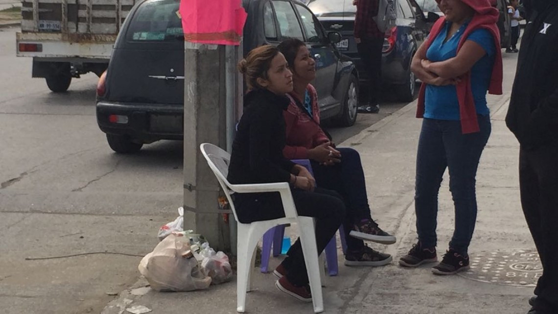 Padres de familia hacen fila para inscribir a sus hijos