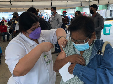 Aplican por primera vez vacuna AstraZeneca  en Nuevo Laredo