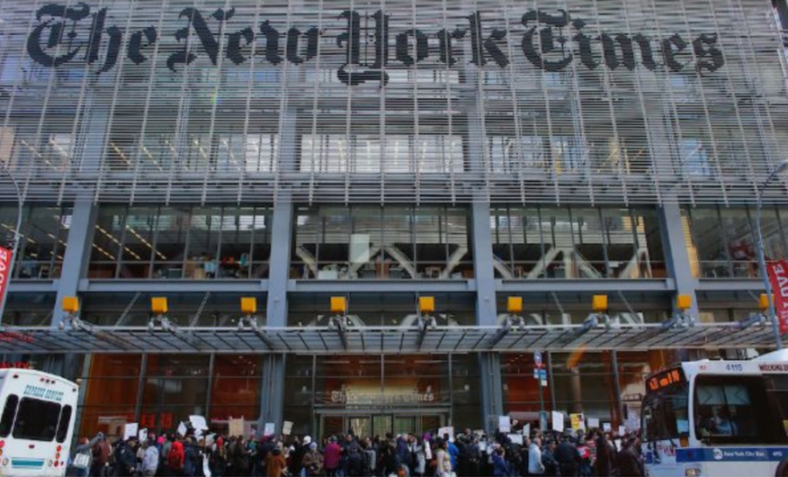 Decenas protestan en NY contra Trump y en apoyo a la prensa