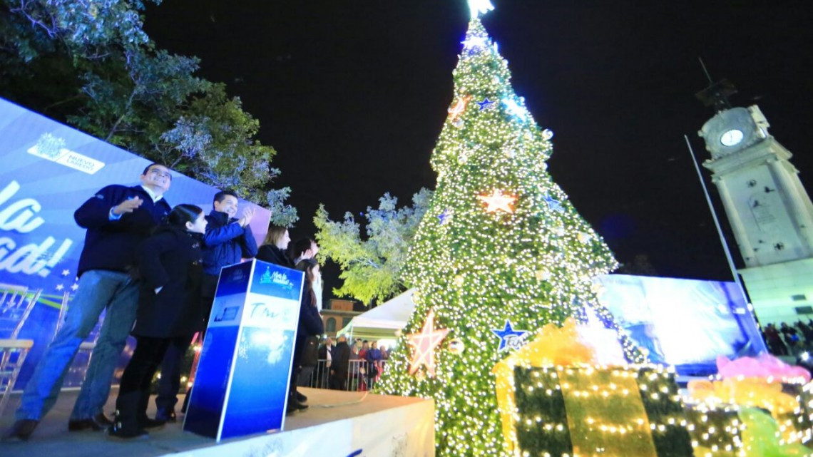Realizan encendido de pino navideño alcalde y gobernador