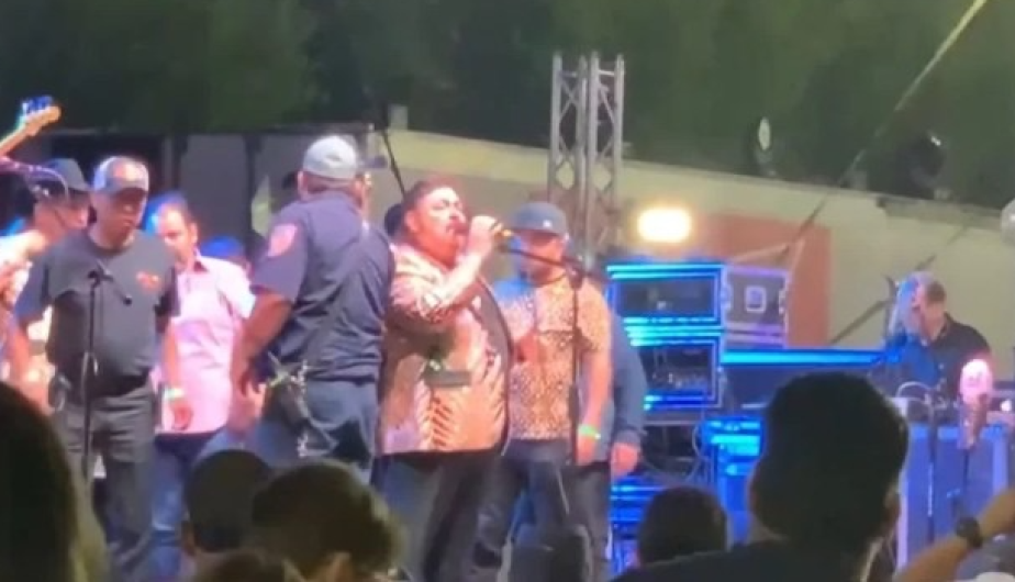 Sufre caída Ramón Ayala en pleno concierto