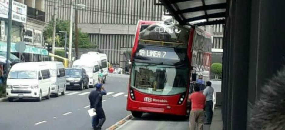 Choca metrobús de doble piso con estación 