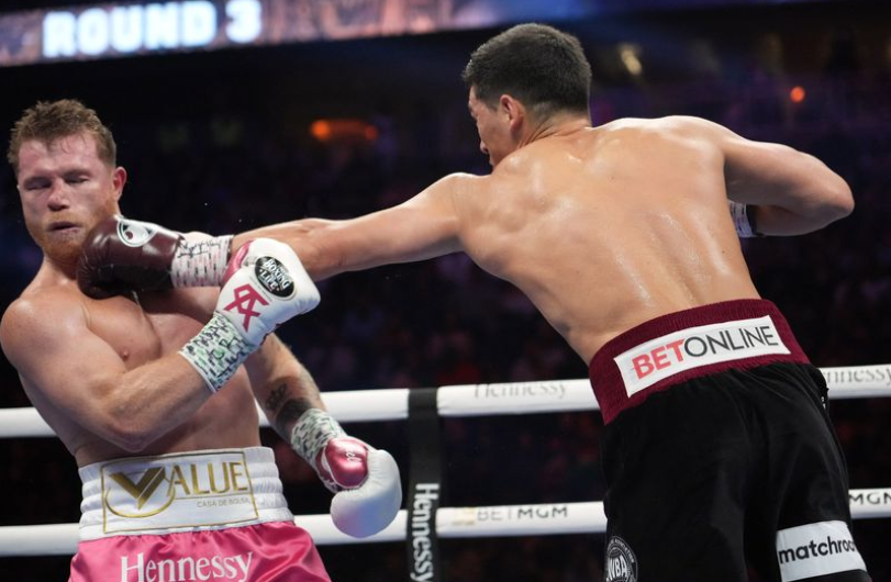 Saúl Álvarez cae ante Dimitry Bivol 