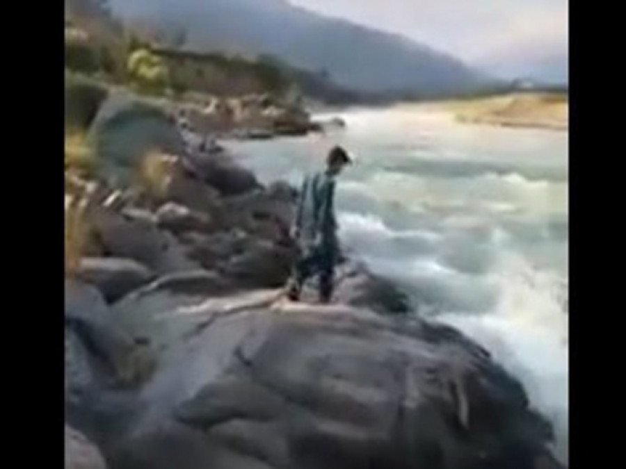 Muere ahogado en un río mientras su primo lo grababa