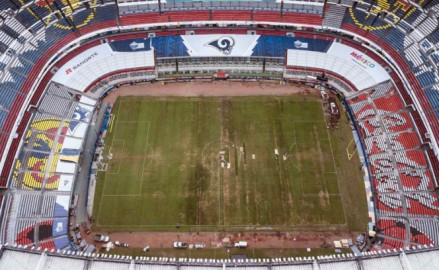 Estadio Azteca da versión sobre su cancha