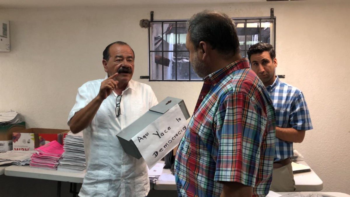 Protesta Carlos Eliud en el Consejo Distrital 12