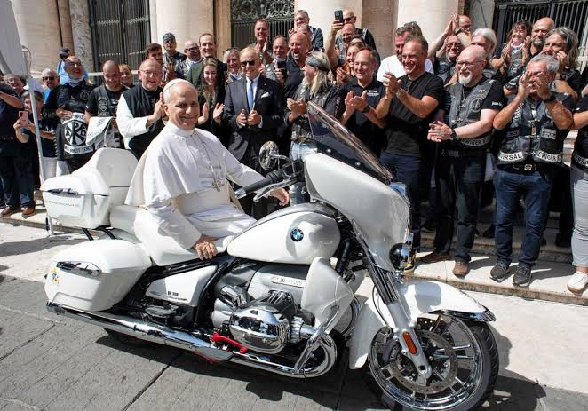 Una BMW papal: la moto de León XIV que recauda fondos para niños en África