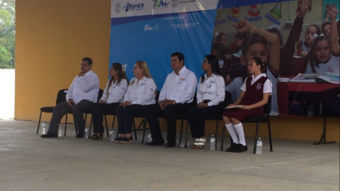 Premian desempeño académico con becas escolares