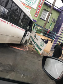 Autobús choca contra escuela en Reynosa 
