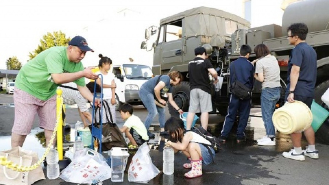 Aumenta a 39 muertos tras sismo de magnitud 6.7 en Japón