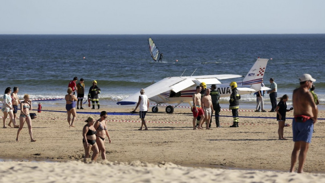 Avioneta aterriza en playa de Portugal dejando 2 muertos