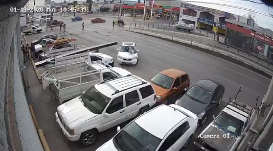 Vehículo atropella a transeúnte y sale disparado 10 metros; hombre vive para contarlo