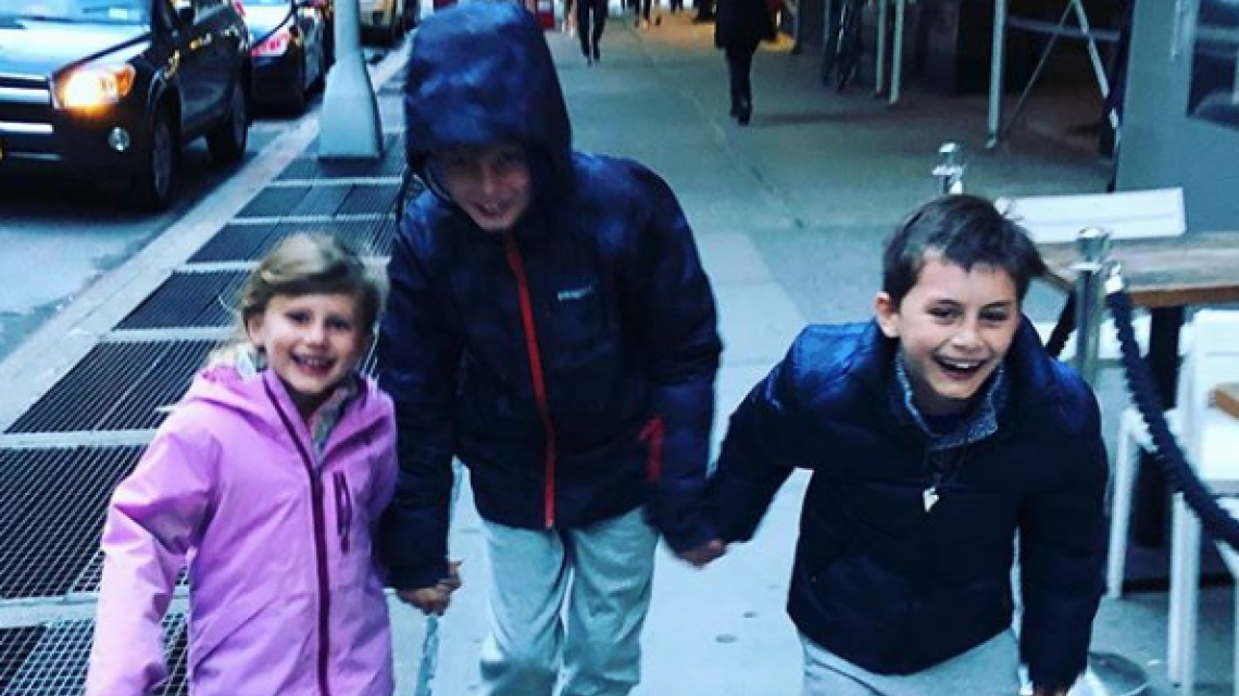 Brady asegura que negoció con su esposa para seguir jugando