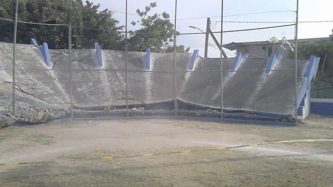 Se desploma techo de gradas en campo Benito Juárez 
