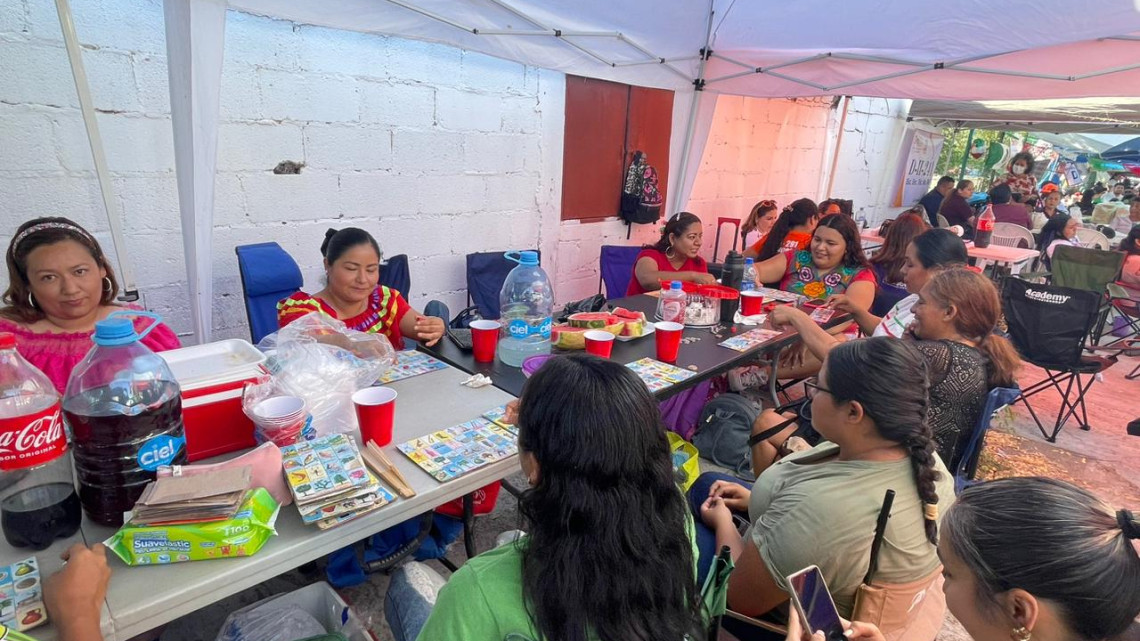 Celebran la Independencia de México en plantón del CREDE