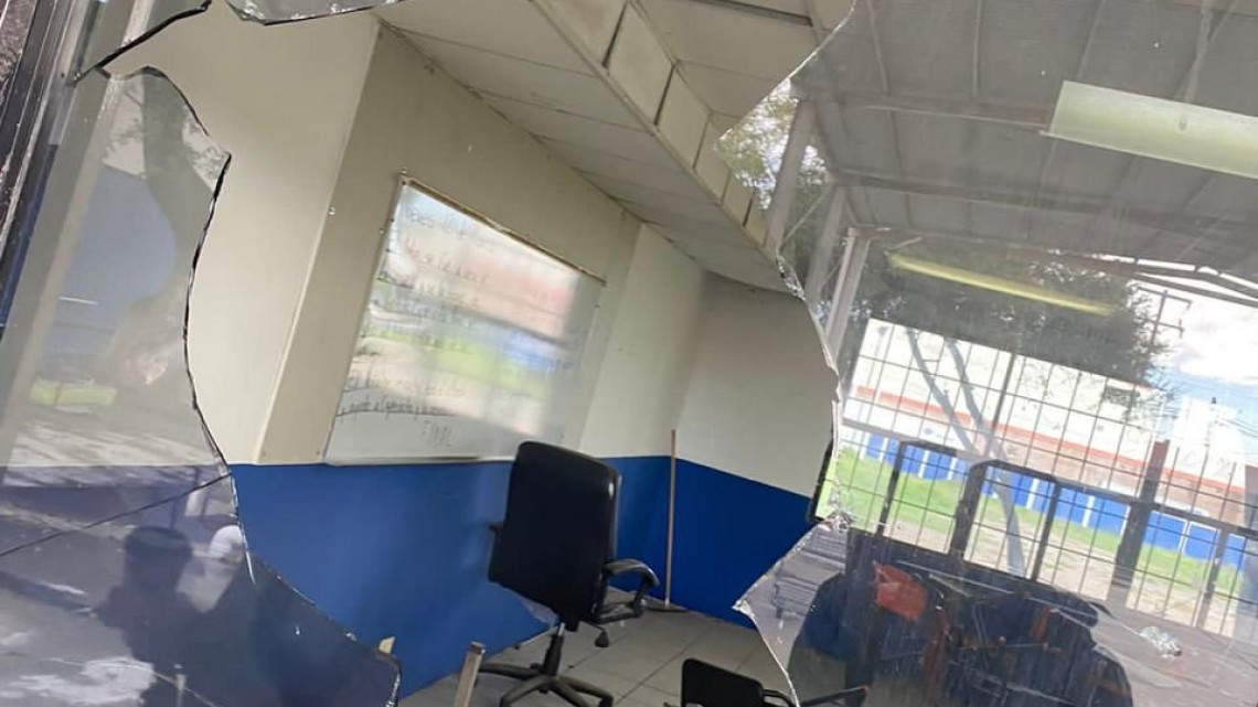 Solicitan apoyo para levantar barda en primaria para evitar robos