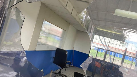 Solicitan apoyo para levantar barda en primaria para evitar robos