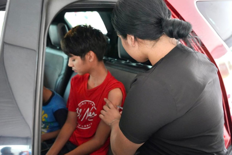 Responden ciudadanos a jornada de vacunación Drive Thru del Gobierno Municipal 