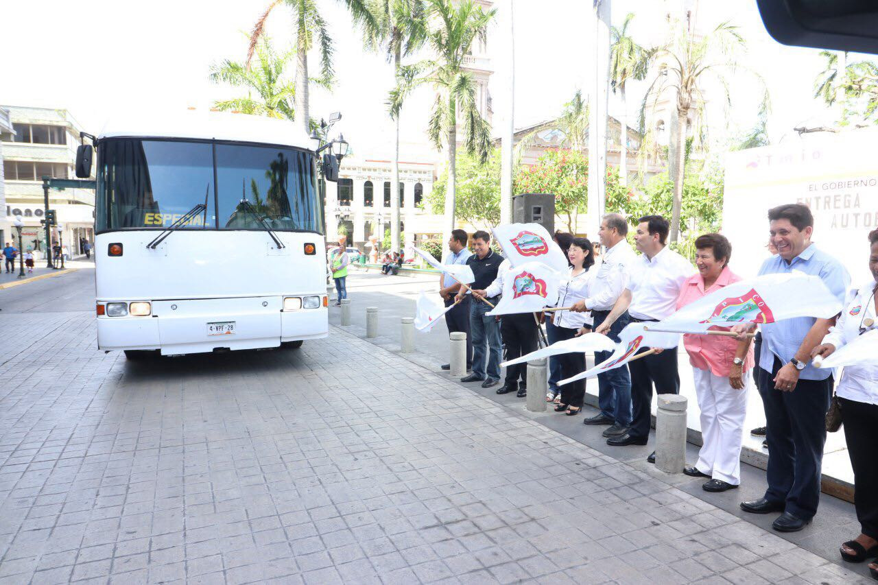 Donan Autobús de pasajeros al Ayuntamiento de Tampico
