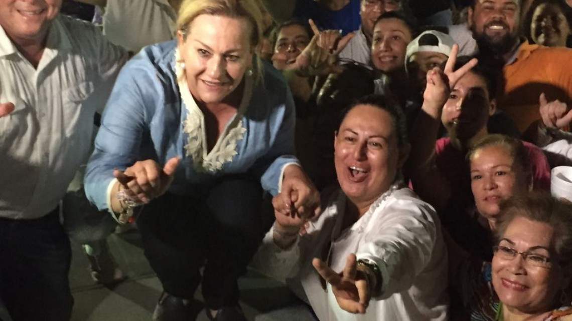 Alma Laura Amparán, festeja su triunfo a la presidencia municipal