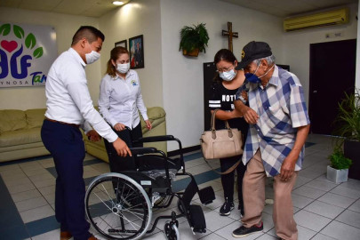 Apoya DIF Reynosa con sillas de ruedas