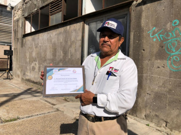 Celebran y reconocen a labor del cartero 