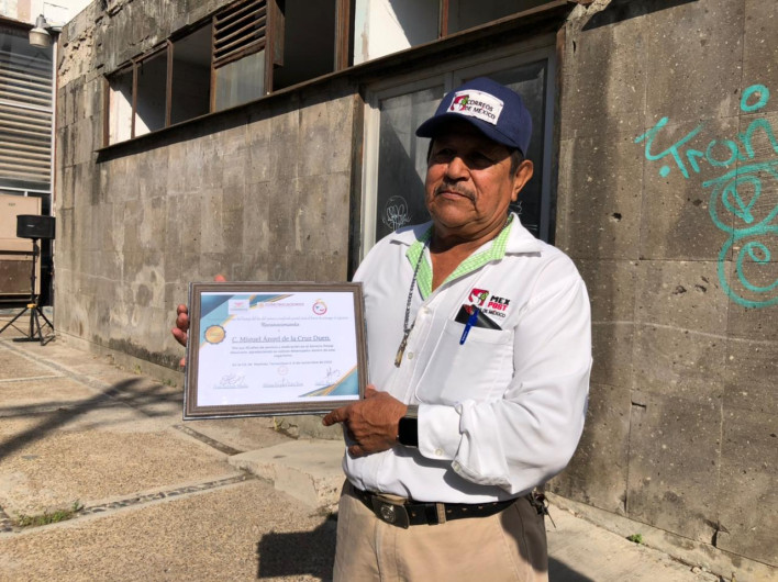 Celebran y reconocen a labor del cartero 