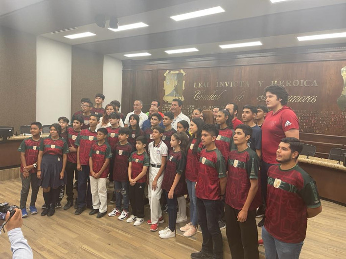 Reconocen a los campeones académicos y deportistas de Matamoros 