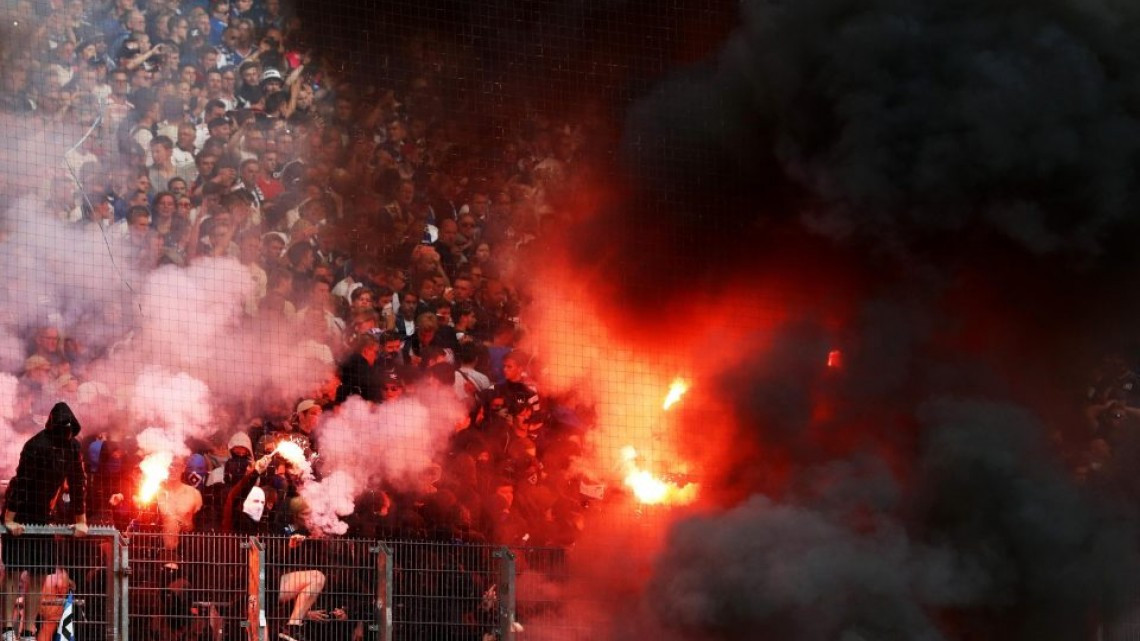 #Galería El Hamburgo desciende y sus ultas generan caos en la tribuna