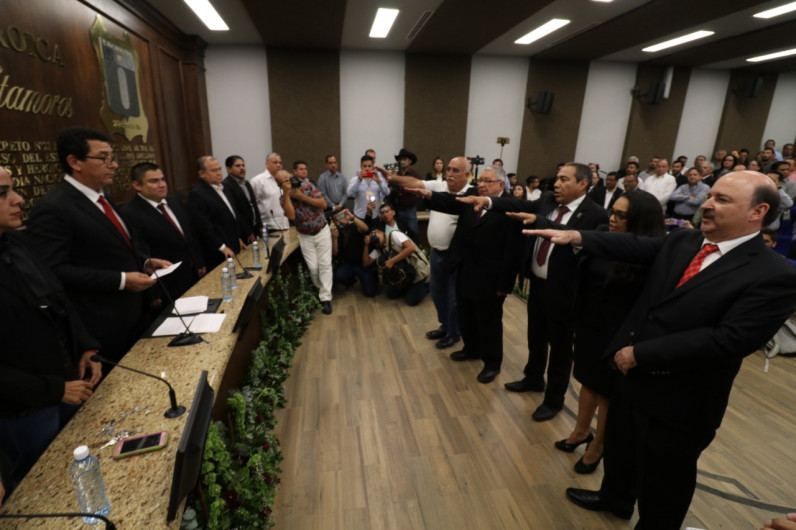 Toma protesta Mario López a funcionarios de su gabinete