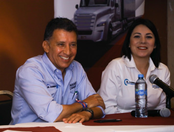 Se compromete Manuel Canales con el sector transportista