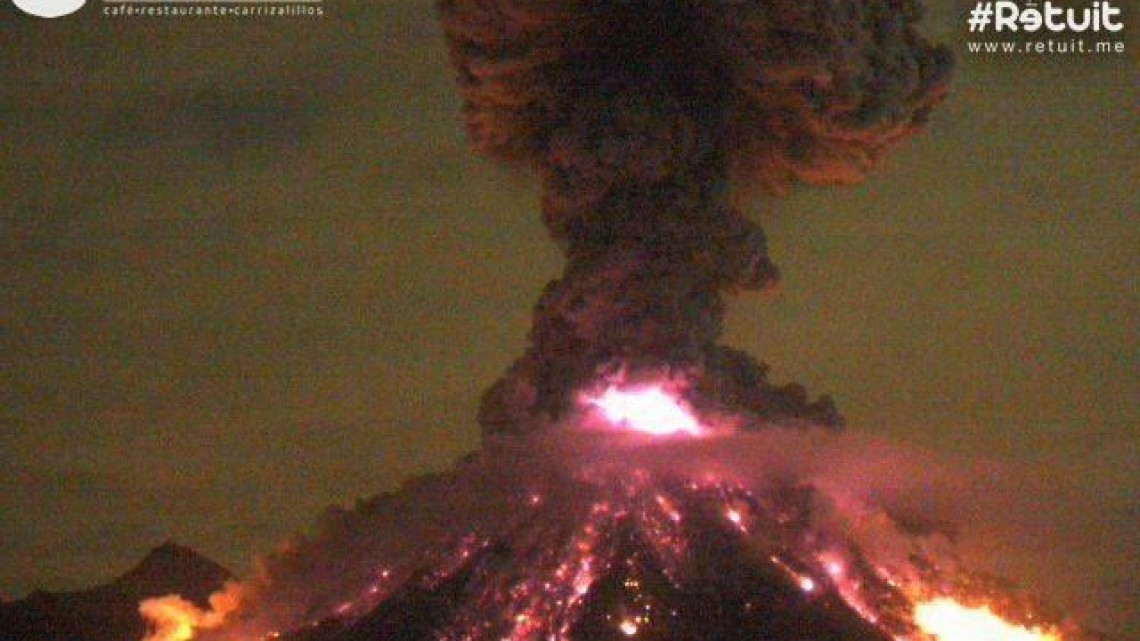 Volcán de Colima lanza fumarola con material incandescente