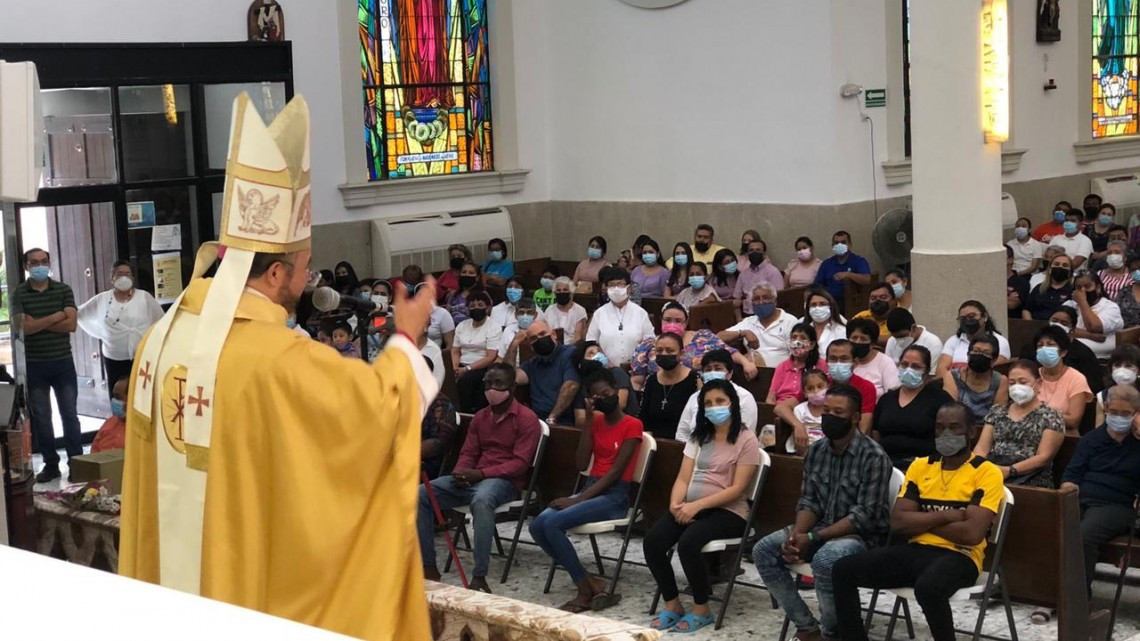 Obispo celebra Jueves Santo con lavado de pies a migrantes 