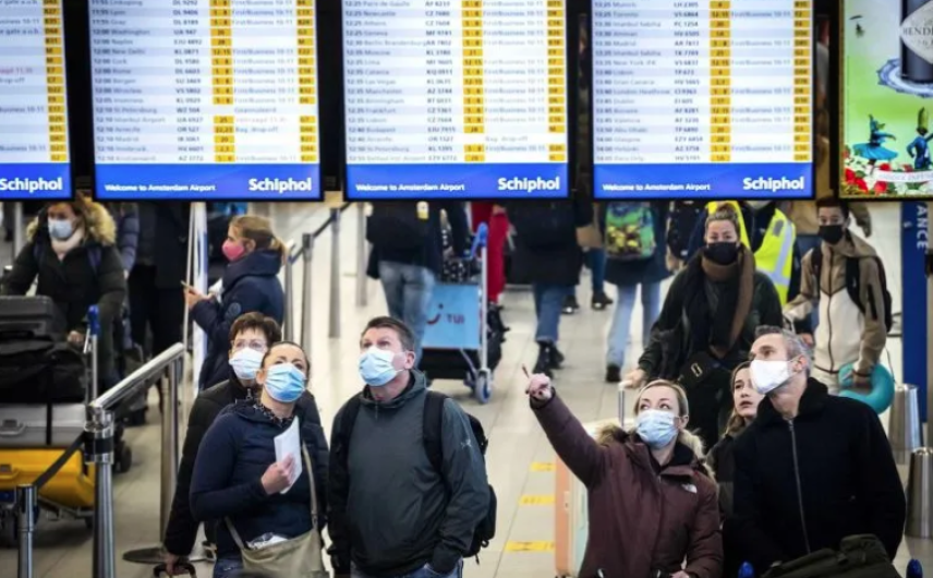 Cancelan más de 2 mil vuelos en todo el mundo por ómicron