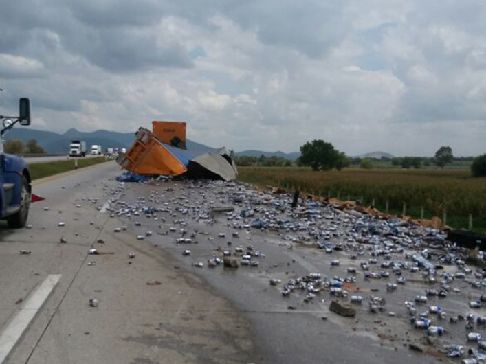 Vuelca tráiler con cervezas, vecinos roban la carga