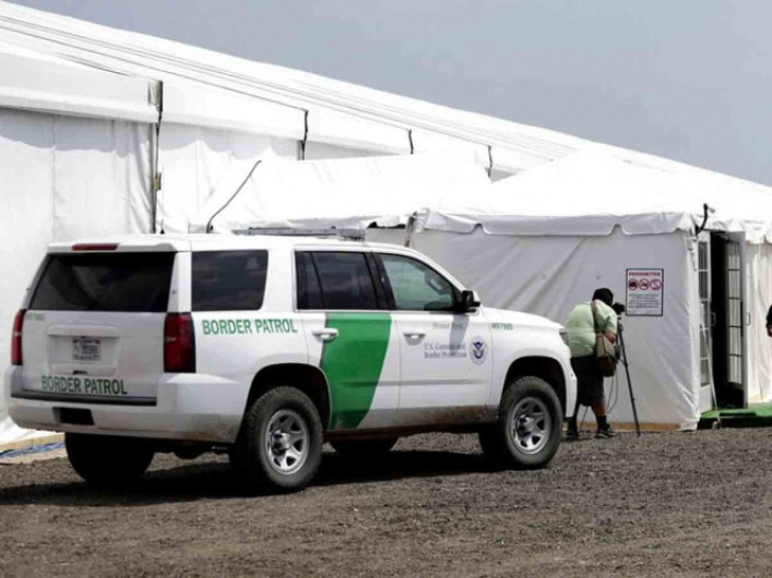 Investigan muerte de migrante custodiado en EU