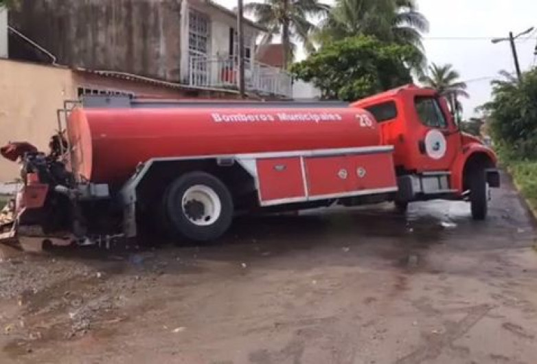 Se atora camión de bomberos en otro socavón de Veracruz