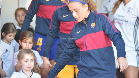 Niña del Real Madrid llora desconsoladamente por acompañar a jugadora del Barcelona