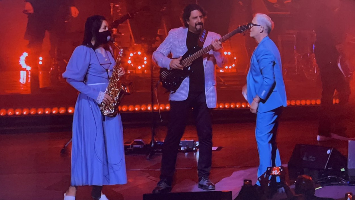 Alejandro Sanz invita a María Elena Ríos a tocar en su concierto